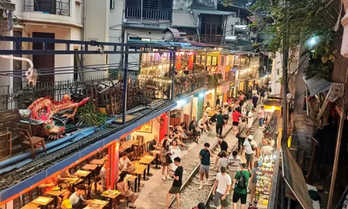 wietnam-pociag-na-ulicy-Hanoi