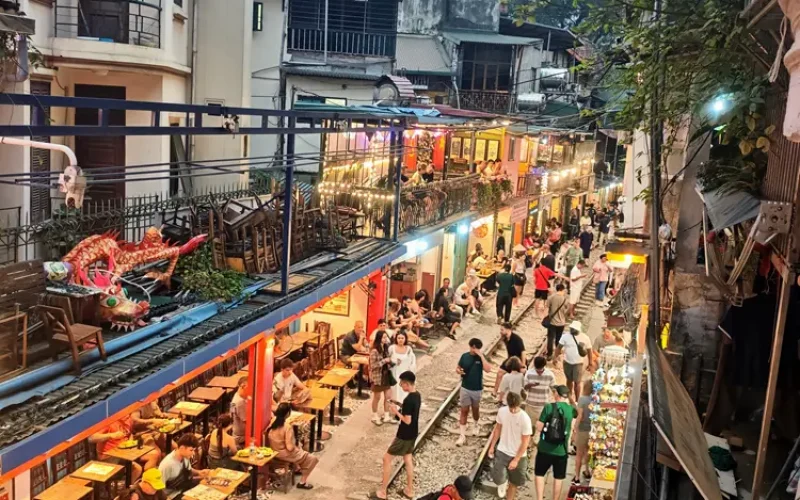 wietnam-pociag-na-ulicy-Hanoi